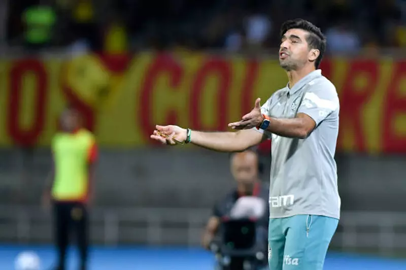 مدرب بالميراس يُعبّر عن استيائه بعد مواجهة مع مصور وصحفي قبيل كأس العالم للأندية