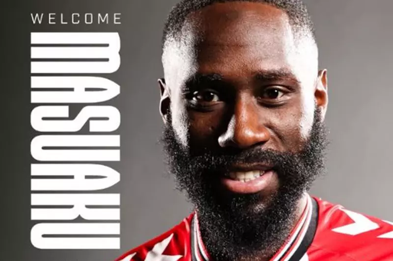 سندرلاند يتعاقد مع آرثر ماسواكو لتدعيم الدفاع في صفقة جديدة