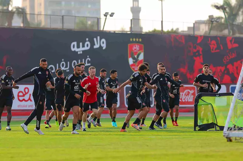 لحظات من المرح والجدية في مران الأهلي (صور)